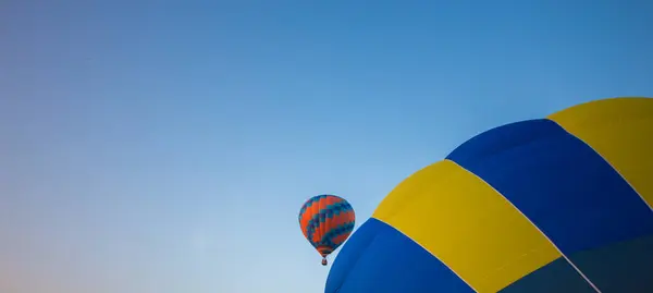 Grande Balão Voa Contra Céu — Fotografia de Stock