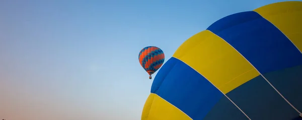 Velký Balón Letí Proti Obloze — Stock fotografie