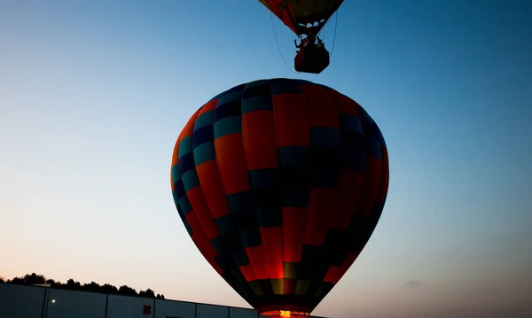 Warme Luchtballon Bij Zonsondergang Lucht — Stockfoto