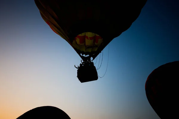 Balon Ogrzane Powietrze Zachodzie Słońca Niebie — Zdjęcie stockowe