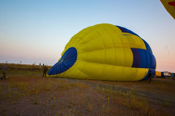 Duży Balon Leży Ziemi — Zdjęcie stockowe