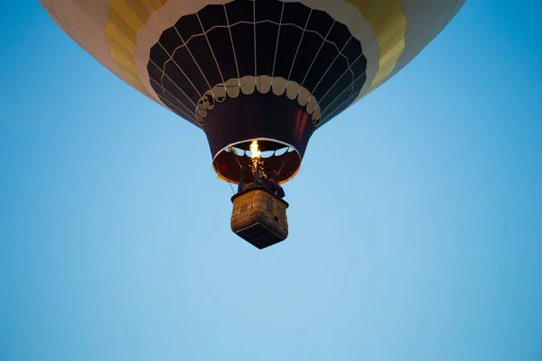 Grande Balão Voa Contra Céu — Fotografia de Stock