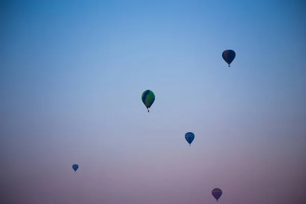 大きな風船が空に向かって飛ぶ — ストック写真