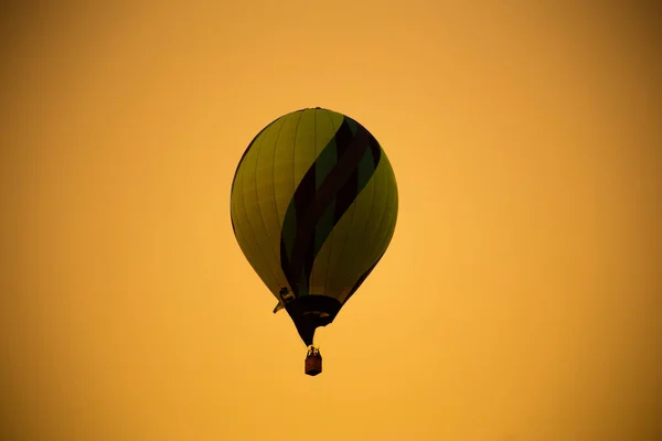 Grande Balão Voa Contra Céu — Fotografia de Stock