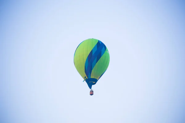 Μεγάλο Μπαλόνι Πετάει Στον Ουρανό — Φωτογραφία Αρχείου