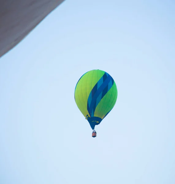 Grande Balão Voa Contra Céu — Fotografia de Stock