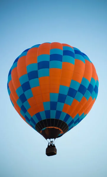 大きな風船が空に向かって飛ぶ — ストック写真