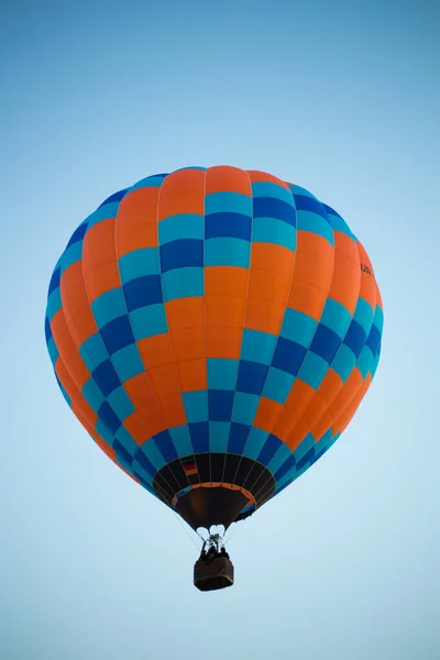 Velký Balón Letí Proti Obloze — Stock fotografie