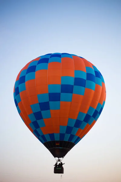 Grande Balão Voa Contra Céu — Fotografia de Stock