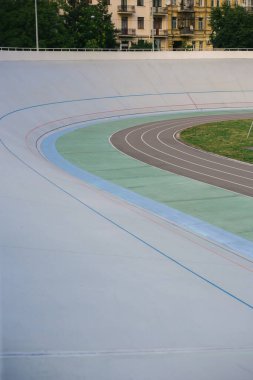 Stadyumdaki profesyonel bisiklet pisti.