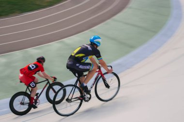 Kyiv, Ukrayna 27.08.2020 Pist stadyumunda bisiklet süren bir adam