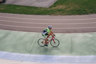 Kyiv, Ukrayna 27.08.2020 Pist stadyumunda bisiklet süren bir adam