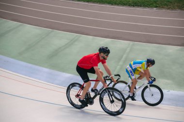 Kyiv, Ukrayna 27.08.2020 Pist stadyumunda bisiklet süren bir adam