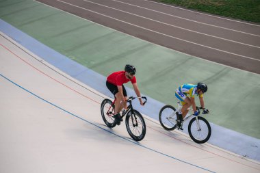 Kyiv, Ukrayna 27.08.2020 Pist stadyumunda bisiklet süren bir adam