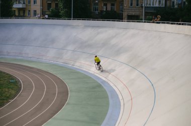 Kyiv, Ukrayna 27.08.2020 Pist stadyumunda bisiklet süren bir adam