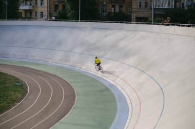 Kyiv, Ukrayna 27.08.2020 Pist stadyumunda bisiklet süren bir adam