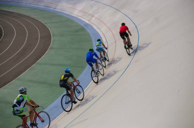 Kyiv, Ukrayna 27.08.2020 Pist stadyumunda bisiklet süren bir adam