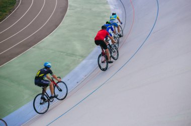 Kyiv, Ukrayna 27.08.2020 Pist stadyumunda bisiklet süren bir adam