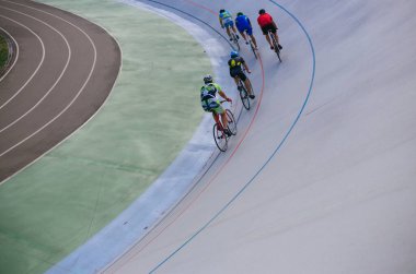 Kyiv, Ukrayna 27.08.2020 Pist stadyumunda bisiklet süren bir adam