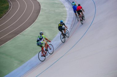 Kyiv, Ukrayna 27.08.2020 Pist stadyumunda bisiklet süren bir adam