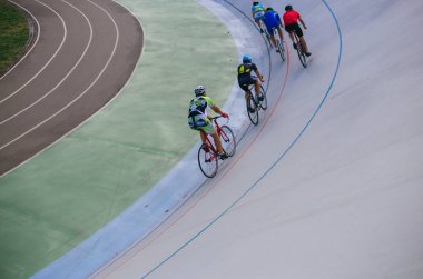 Kyiv, Ukrayna 27.08.2020 Pist stadyumunda bisiklet süren bir adam