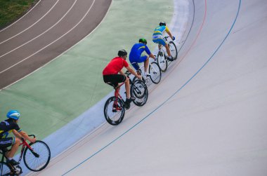 Kyiv, Ukrayna 27.08.2020 Pist stadyumunda bisiklet süren bir adam