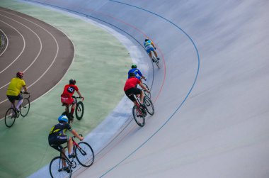 Kyiv, Ukrayna 27.08.2020 Pist stadyumunda bisiklet süren bir adam