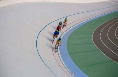 Kyiv, Ukrayna 27.08.2020 Pist stadyumunda bisiklet süren bir adam