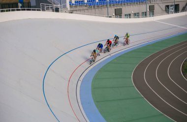 Kyiv, Ukrayna 27.08.2020 Pist stadyumunda bisiklet süren bir adam