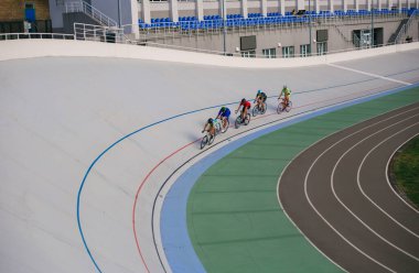 Kyiv, Ukrayna 27.08.2020 Pist stadyumunda bisiklet süren bir adam