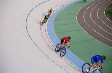 Kyiv, Ukrayna 27.08.2020 Pist stadyumunda bisiklet süren bir adam