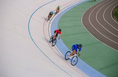 Kyiv, Ukrayna 27.08.2020 Pist stadyumunda bisiklet süren bir adam