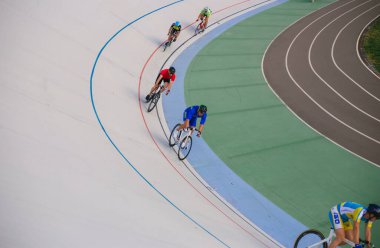 Kyiv, Ukrayna 27.08.2020 Pist stadyumunda bisiklet süren bir adam