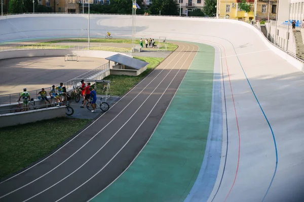 Kyiv, Ukrayna 27.08.2020 Pist stadyumunda bisiklet süren bir adam