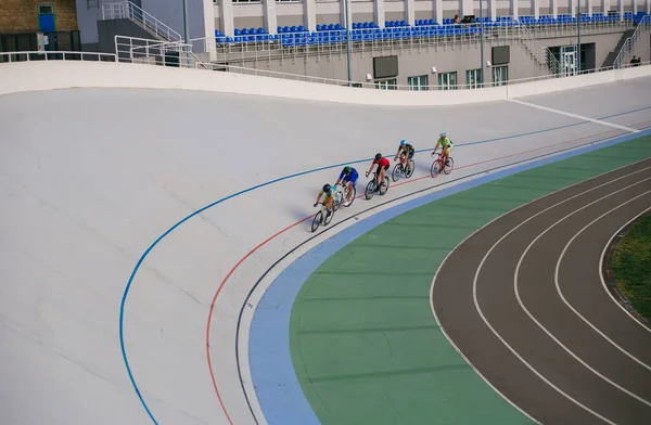 Kyiv, Ukrayna 27.08.2020 Pist stadyumunda bisiklet süren bir adam