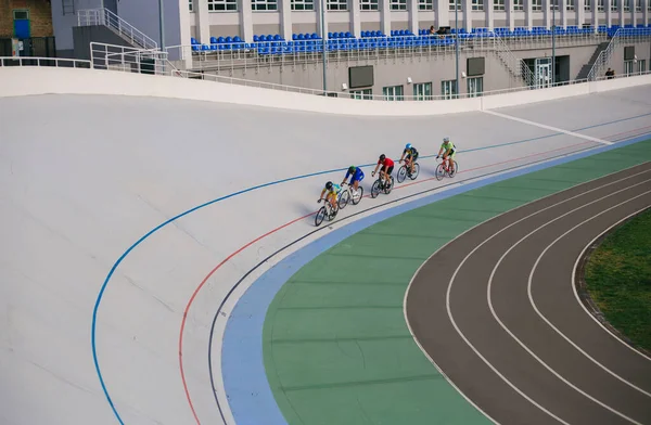 Kyiv, Ukrayna 27.08.2020 Pist stadyumunda bisiklet süren bir adam