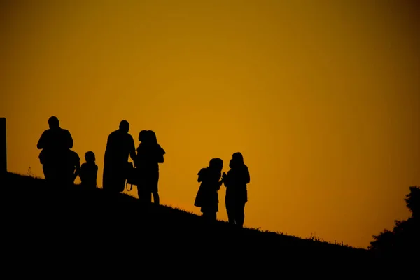 Gökyüzüne Karşı Bir Grup Insanın Silueti — Stok fotoğraf