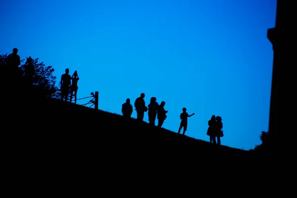 Gökyüzüne Karşı Bir Grup Insanın Silueti — Stok fotoğraf