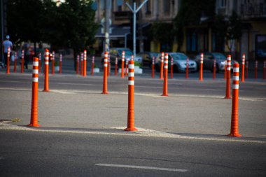 Şehirde park mandalına karşı.