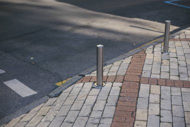 Şehirde park mandalına karşı.