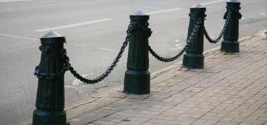 Şehirde park mandalına karşı.