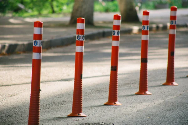 Şehirde park mandalına karşı.