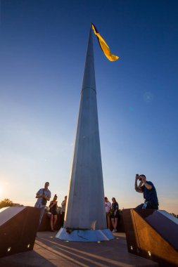 Kyiv, Ukrayna 08.23.2020: Bağımsız Ukrayna bayrağı rüzgarda dalgalanıyor