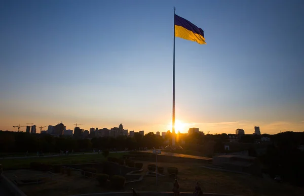 Государственный Флаг Независимой Украины Размахивающий Ветром — стоковое фото