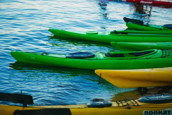 Kayak Deportivo Profesional Encuentra Orilla Del Río — Foto de Stock