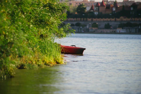 Kayak Esportes Profissionais Encontra Margem Rio — Fotografia de Stock