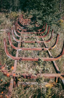 Eski terk edilmiş tahta kızak pisti Yazın gün ışığında