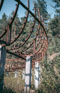 Eski terk edilmiş tahta kızak pisti Yazın gün ışığında