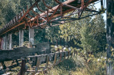 Eski terk edilmiş tahta kızak pisti Yazın gün ışığında