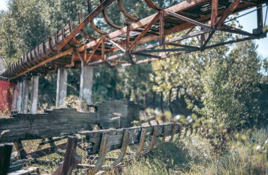 Eski terk edilmiş tahta kızak pisti Yazın gün ışığında